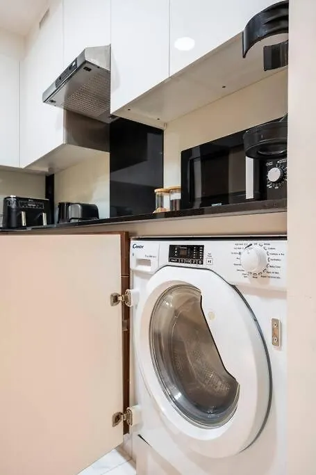 Brand New Chic Studio Apartment Dubai 0*,